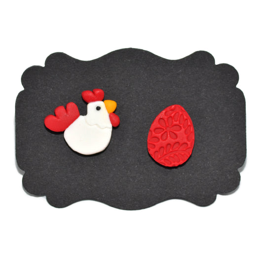 Σκουλαρίκια καρφωτά ανόμοια κότα με κόκκινο αυγό από πολυμερικό πηλό