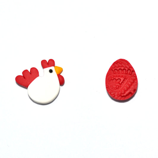Σκουλαρίκια καρφωτά ανόμοια κότα με κόκκινο αυγό από πολυμερικό πηλό