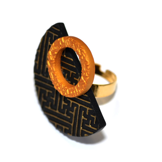 Μεγάλο δαχτυλίδι ημικύκλιο μαύρο με χρυσό μαίανδρο από πολυμερικό πηλό