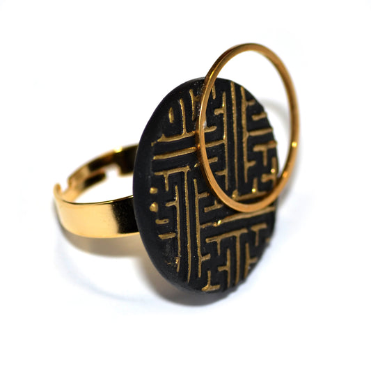 Δαχτυλίδι στρόγγυλο μαύρο με χρυσό μαίανδρο με στρογγυλό επιχρυσωμένο ατσάλινο στοιχείο