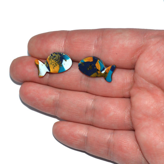 Καρφωτά σκουλαρίκια ψαράκια μπλε χρυσό μαρμαρωτό από πολυμερικό πηλό