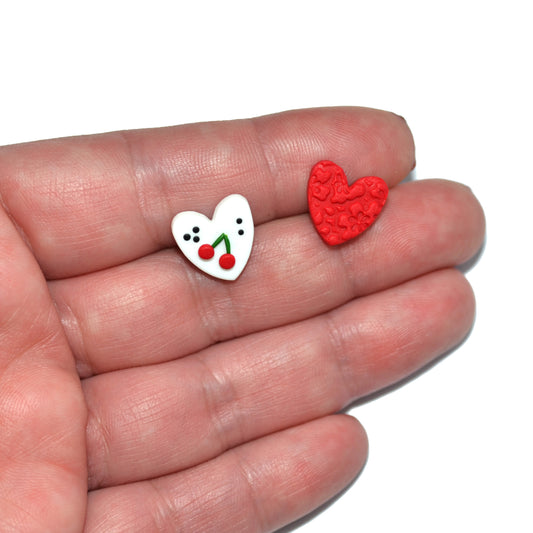 Καρφωτά σκουλαρίκια ανόμοιες καρδιές κερασάκια από πολυμερικό πηλό
