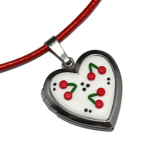 Κοντό κολιέ ατσάλινο locket καρδιά με κερασάκια σε λευκό φόντο