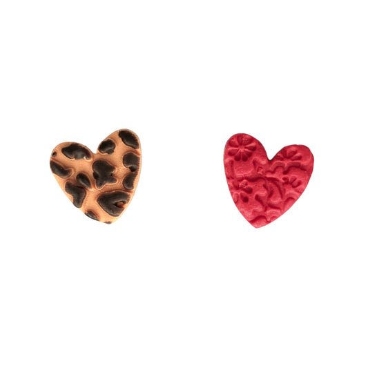 Σκουλαρίκια καρφωτά ανόμοιες καρδούλες καφέ με λεοπάρ μοτίβο και κόκκινο από πολυμερικό πηλό