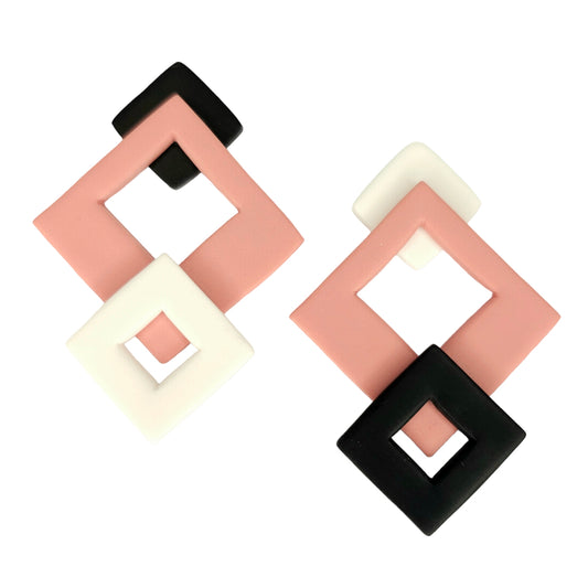 Σκουλαρίκια μεγάλα καρφωτά τετράγωνα ροζ μαύρο άσπρο από πολυμερικό πηλό