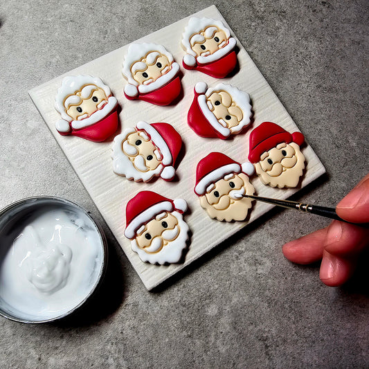 Άι Βασίλης και Grinch (Γκριντς) Χριστουγεννιάτικα κρεμαστά ανόμοια σκουλαρίκια από πολυμερικό πηλό