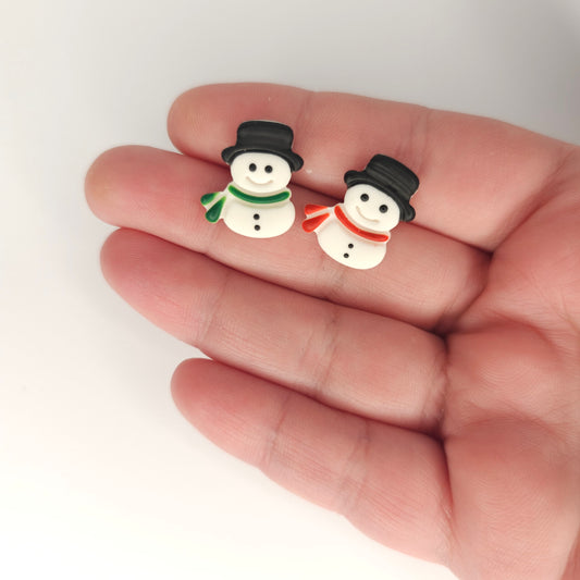 Ανόμοια καρφωτά σκουλαρίκια χιονάνθρωποι από πολυμερικό πηλό