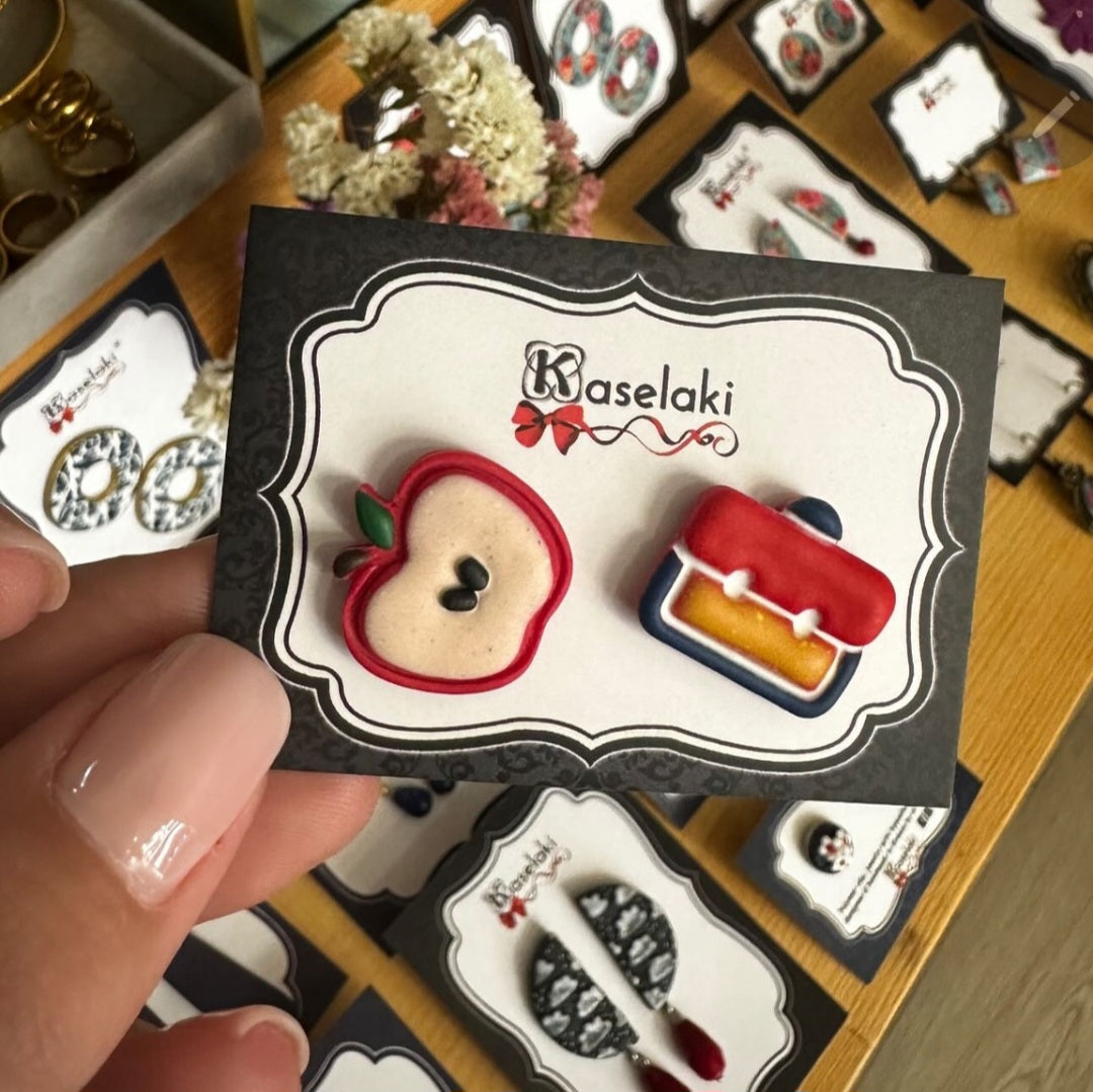 Ανόμοια καρφωτά σκουλαρίκια μήλο και σχολική τσάντα δώρο για δασκάλα