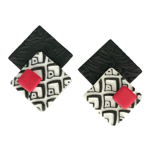 Σκουλαρίκια καρφωτά τετραγωνάκια κόκκινο με ασπρόμαυρο σε ύφος 70's Retro από πολυμερικό πηλό