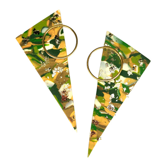 Σκουλαρίκια καρφωτά μεγάλα τρίγωνα πράσινο χρυσό μαρμαρωτό από πολυμερικό πηλό