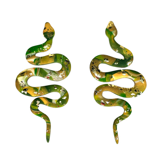 Σκουλαρίκια καρφωτά πράσινο χρυσό μαρμαρωτό από πολυμερικό πηλό σε σχήμα φίδι