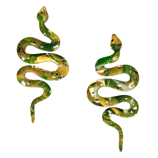 Σκουλαρίκια καρφωτά πράσινο χρυσό μαρμαρωτό από πολυμερικό πηλό σε σχήμα φίδι