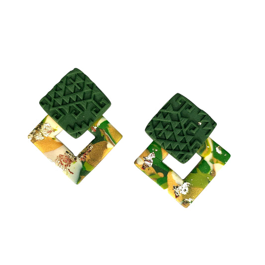 Σκουλαρίκια καρφωτά τετράγωνα πράσινο χρυσό μαρμαρωτό από πολυμερικό πηλό