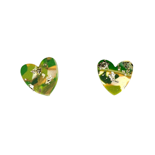Καρφωτά σκουλαρίκια καρδιές πράσινο χρυσό μαρμαρωτό από πολυμερικό πηλό