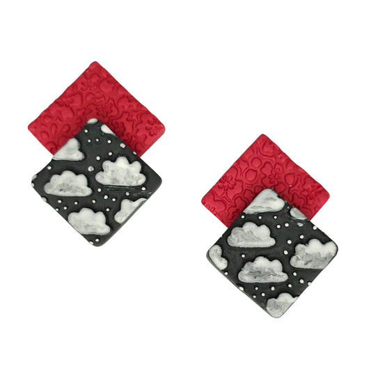 Σκουλαρίκια καρφωτά τετράγωνα κόκκινο και γκρι με άσπρα συννεφάκια από πολυμερικό πηλό