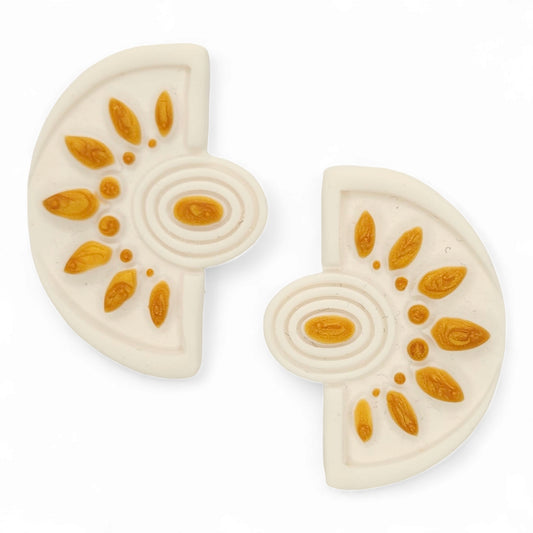 Κομψά καρφωτά σκουλαρίκια λευκό με χρυσό από πολυμερικό πηλό