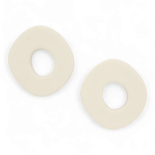 Σκουλαρίκια καρφωτά ασύμμετρα ντόνατ λευκά από πολυμερικό πηλό