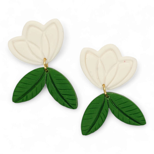 Σκουλαρίκια κρεμαστά λευκές τουλίπες με πράσινα φύλλα από πολυμερικό πηλό