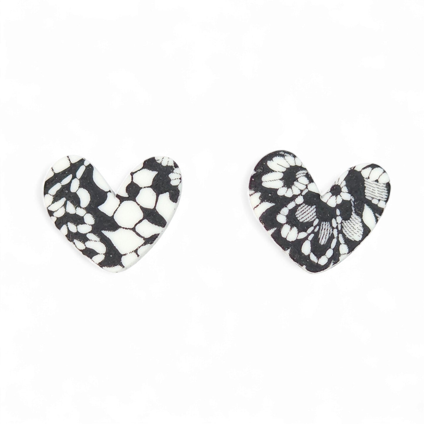 Σκουλαρίκια καρφωτά καρδιές λευκές με μαύρη δαντέλα από πολυμερικό πηλό