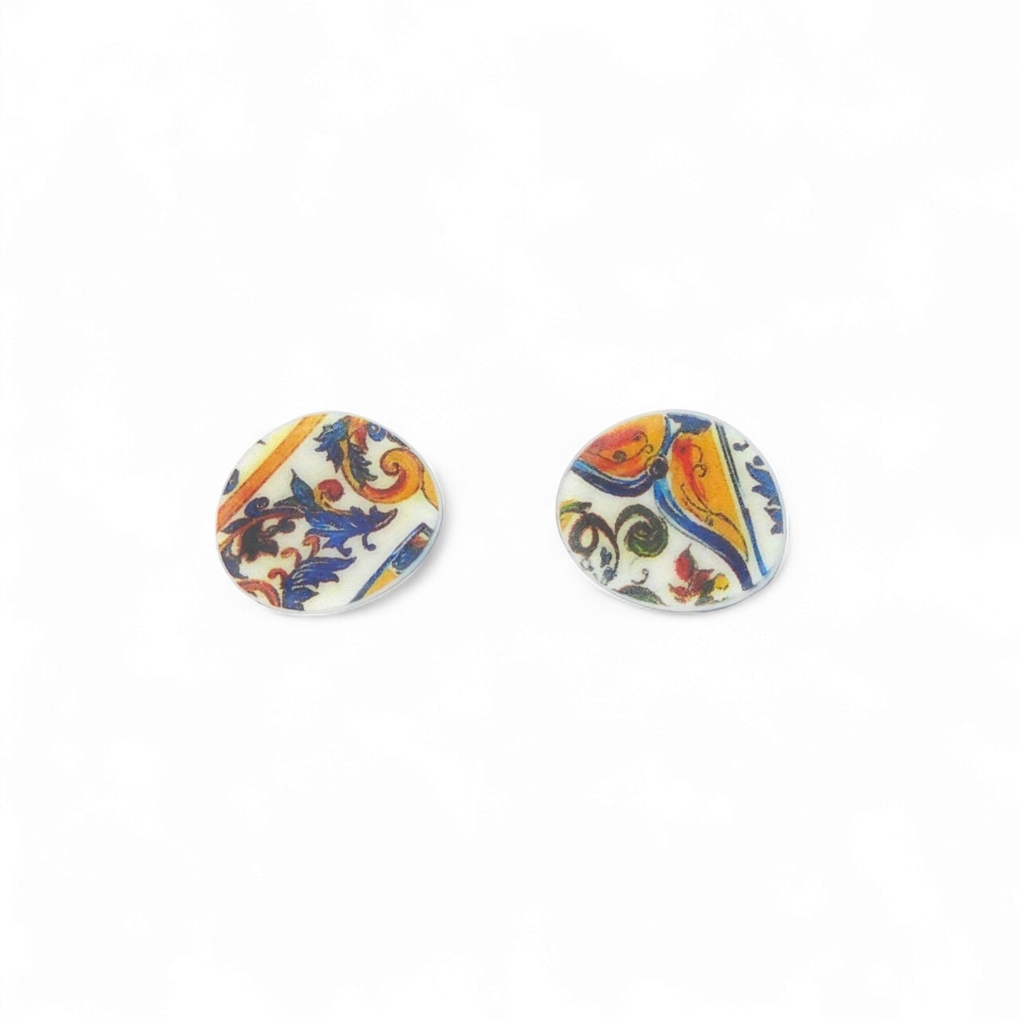 Καρφωτά σκουλαρίκια μικρά ασύμμετρα με μοτίβο πολύχρωμα πλακάκια από πολυμερικό πηλό