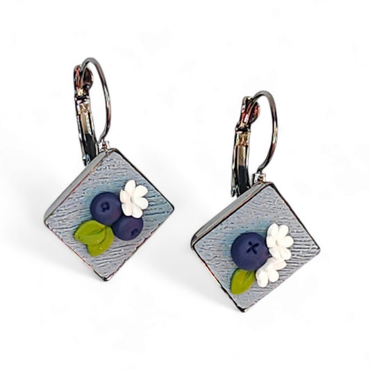 Κρεμαστά τετράγωνα μικρά μπλε-γκρι σκουλαρίκια με μπλε μύρτιλα λευκά λουλουδάκια και πράσινα φυλλαράκια από πολυμερικό πηλό