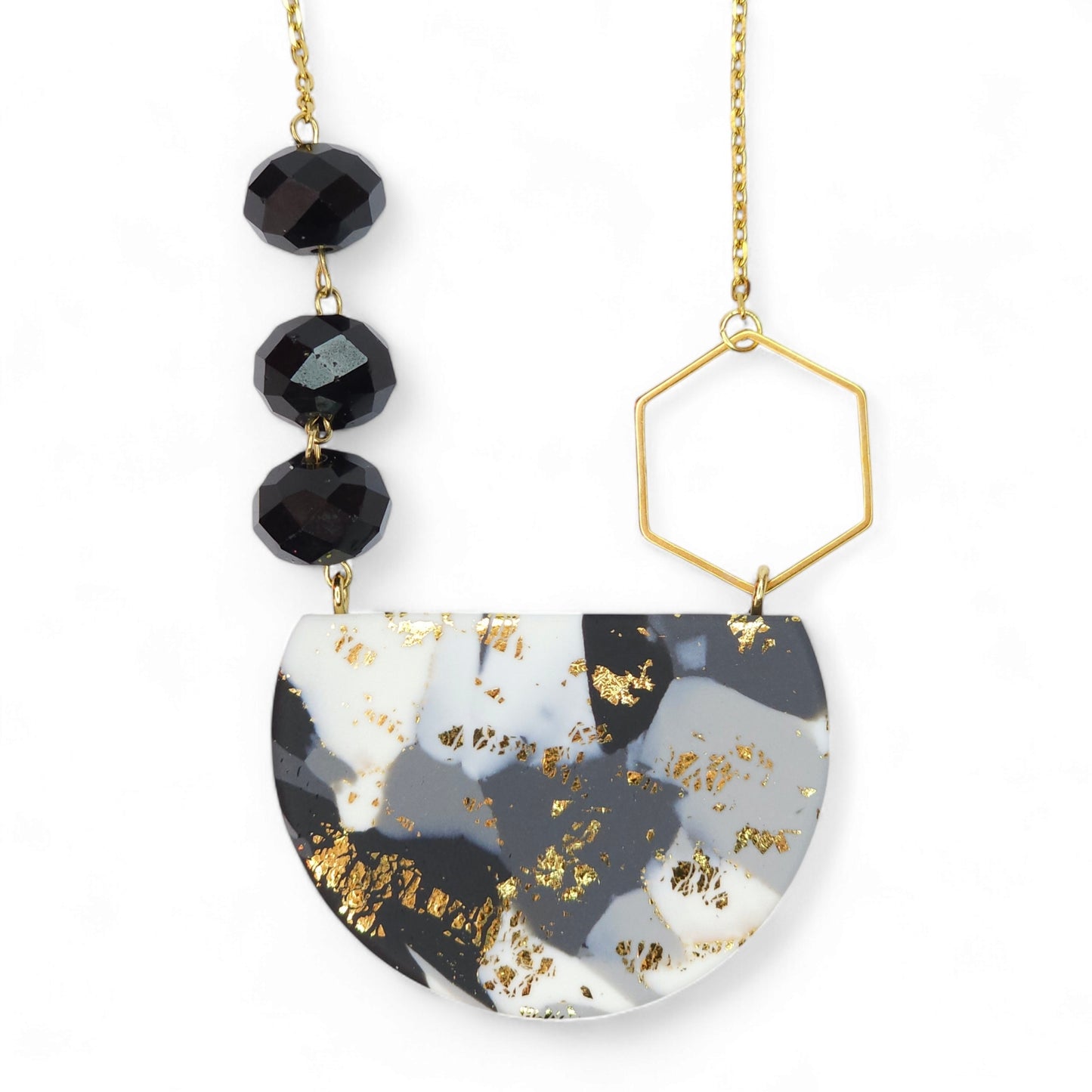 Κομψό κολιέ με γκρι χρυσό μαρμαρωτό μοτίβο από πολυμερικό πηλό, μαύρα κρύσταλλα και ατσάλινα στοιχεία