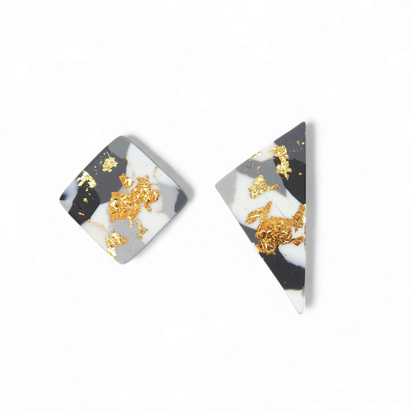 Ανόμοια καρφωτά σκουλαρίκια τρίγωνο τετράγωνο με γκρι χρυσό μαρμαρωτό μοτίβο από πολυμερικό πηλό