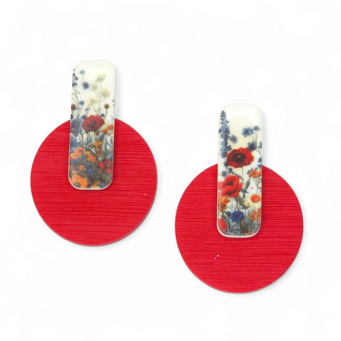 Καρφωτά κόκκινα σκουλαρίκια με παραλληλόγραμμο στοιχείο με μοτίβο λουλούδια του αγρού από πολυμερικό πηλό