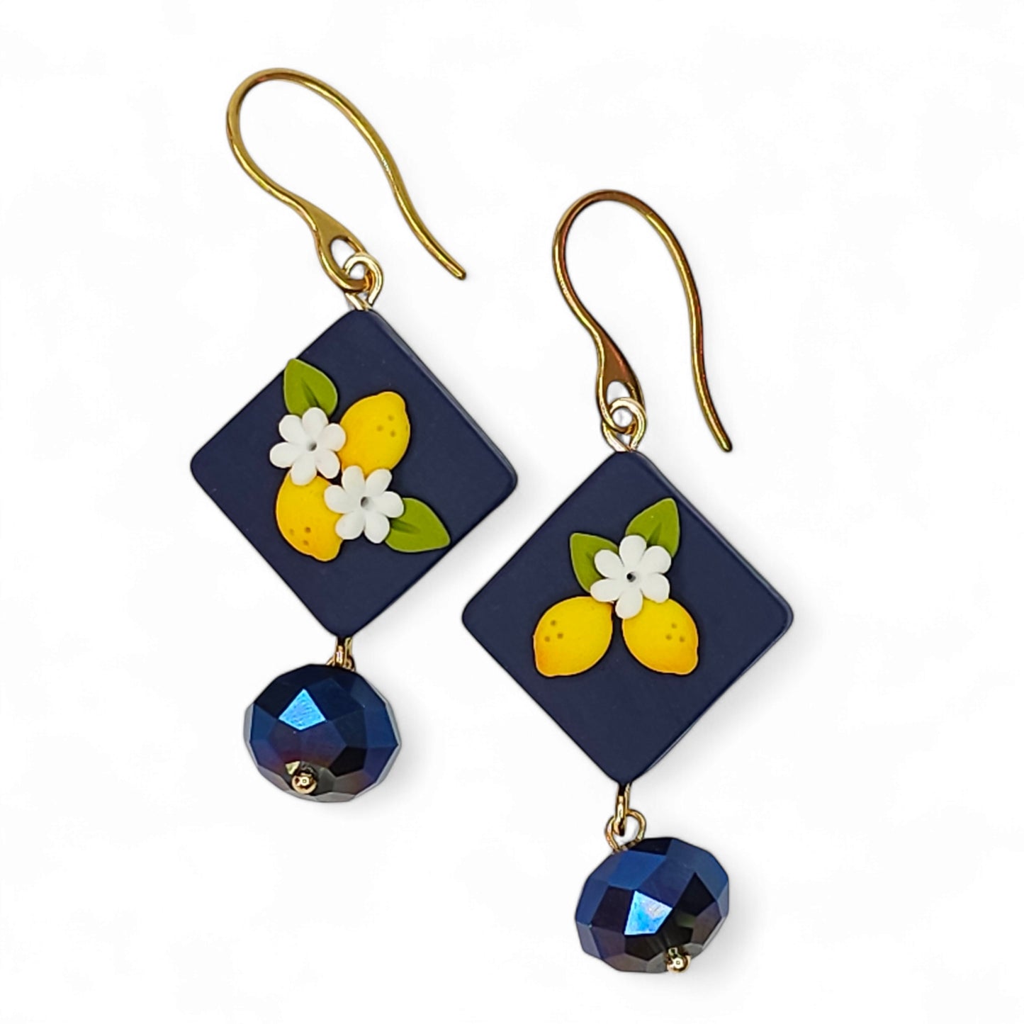 Σκουλαρίκια τετράγωνα κρεμαστά κίτρινα λεμόνια σε μπλε φόντο από πολυμερικό πηλό με μπλε κρύσταλλα