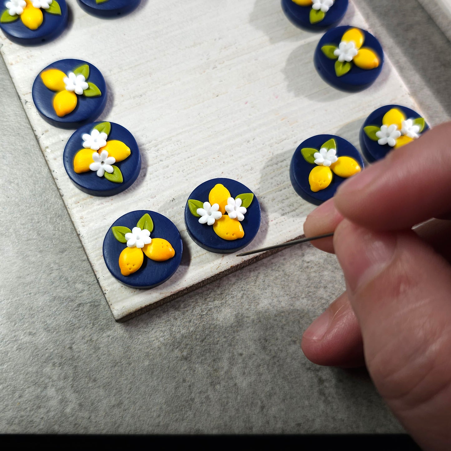 Σκουλαρίκια κρεμαστά κίτρινα λεμόνια σε μπλε φόντο από πολυμερικό πηλό με κίτρινες καρδιές