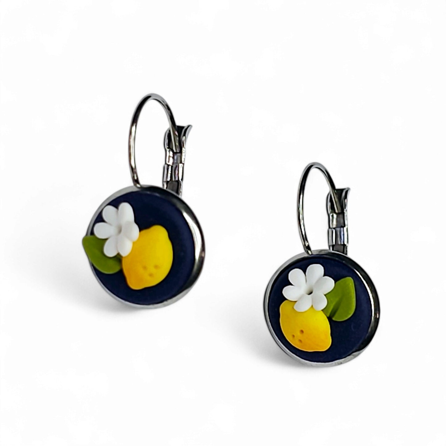 Σκουλαρίκια μικρά κρεμαστά κίτρινα λεμόνια σε μπλε φόντο από πολυμερικό πηλό με ατσάλινες βάσεις