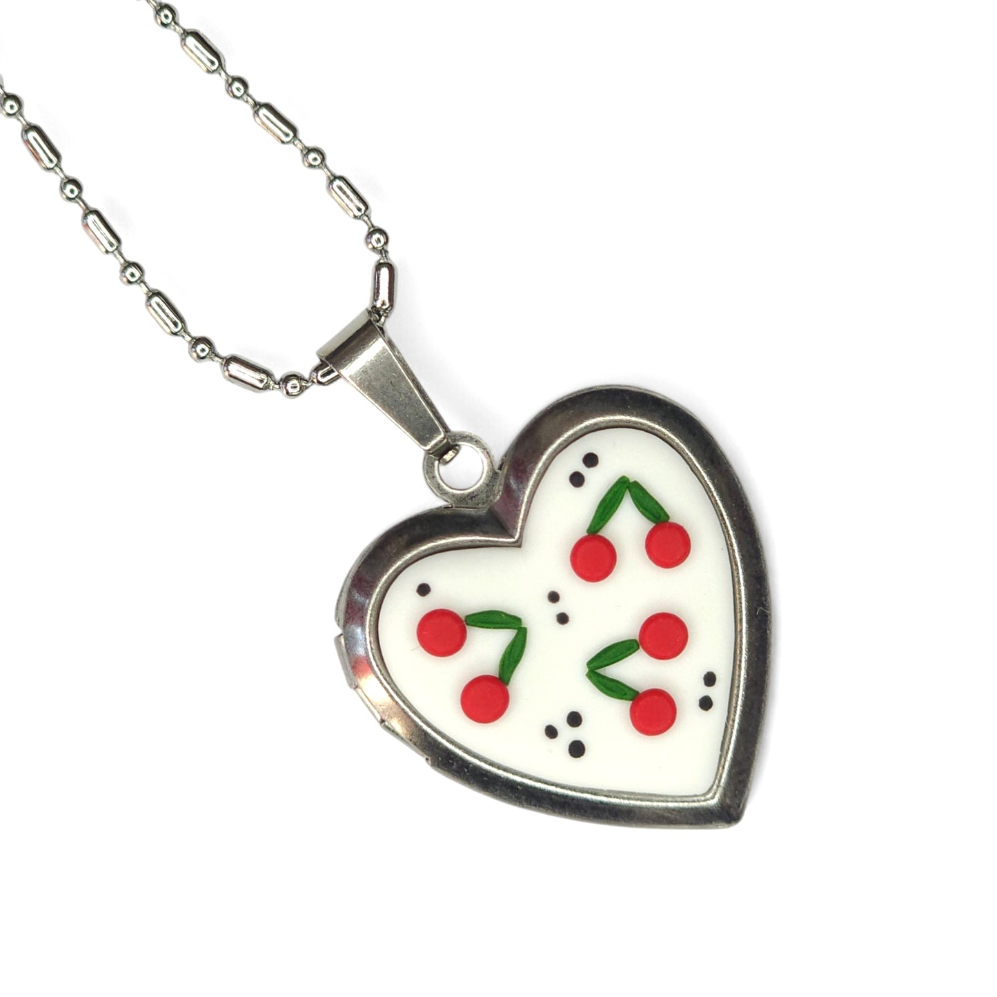 Κολιέ καρδούλα locket με κερασάκια σε λευκό φόντο