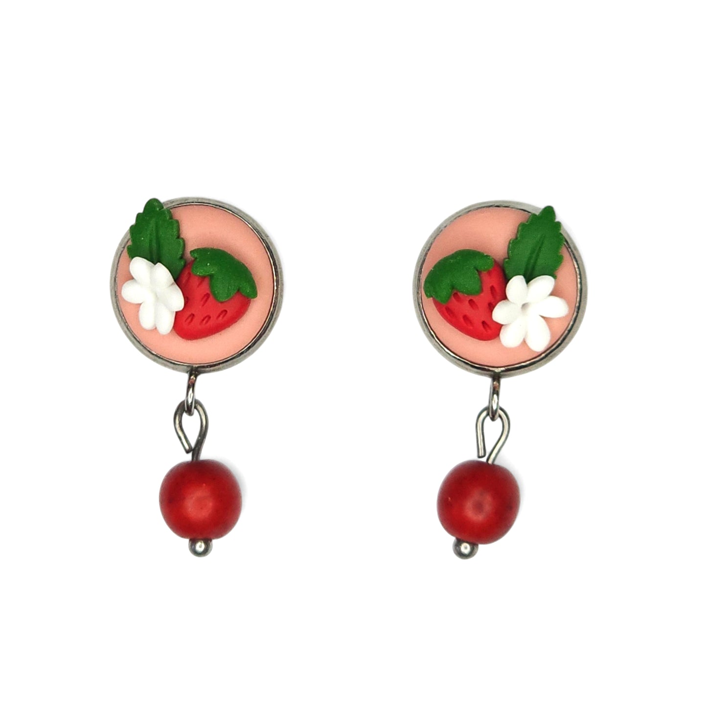 Μικρά κρεμαστά στρογγυλά σκουλαρίκια κόκκινες φραουλίτσες σε απαλό ροζ φόντο από πολυμερικό πηλό με πέτρες χαολίτη