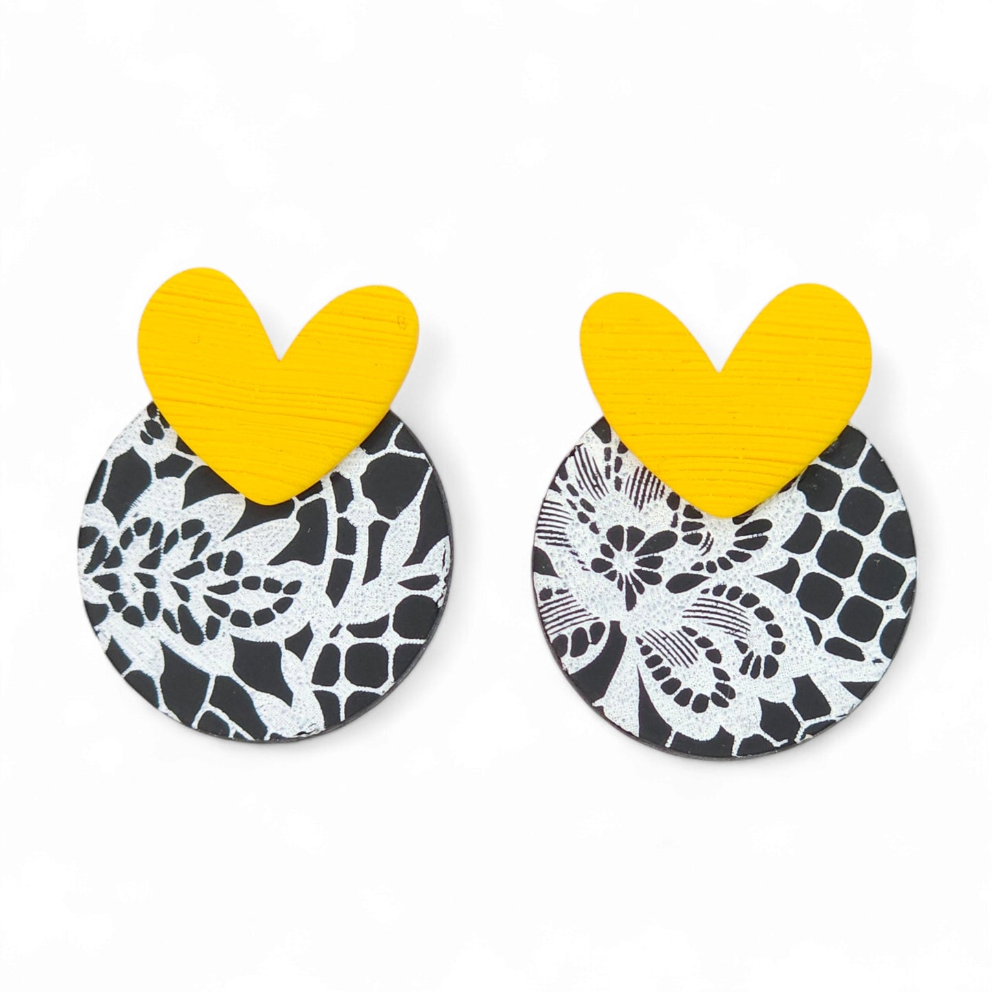 Καρφωτά σκουλαρίκια με ασπρόμαυρη δαντέλα και κίτρινες καρδιές από πολυμερικό πηλό