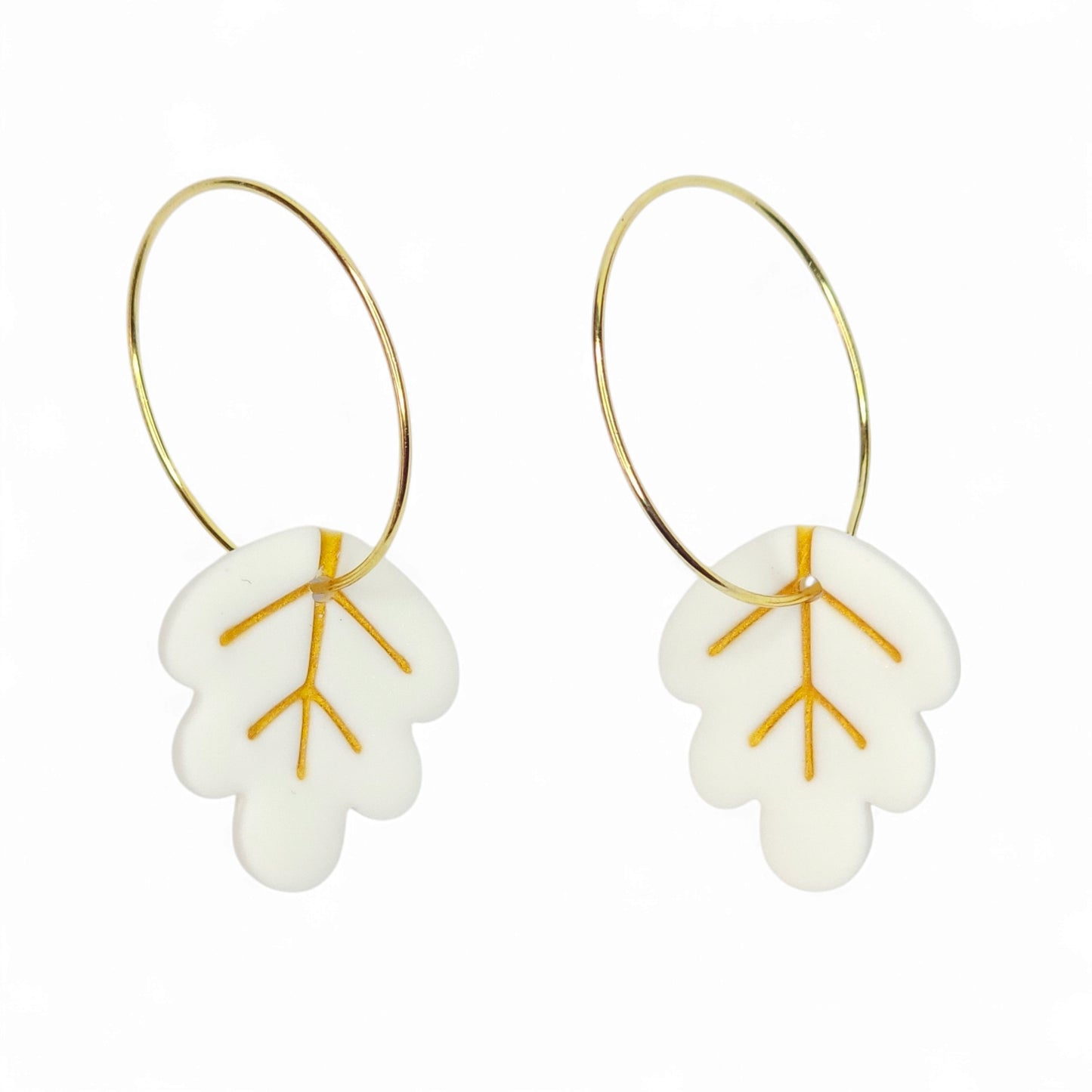 Κρεμαστά σκουλαρίκια κρίκοι με φύλλα σε λευκό με χρυσό από πολυμερικό πηλό