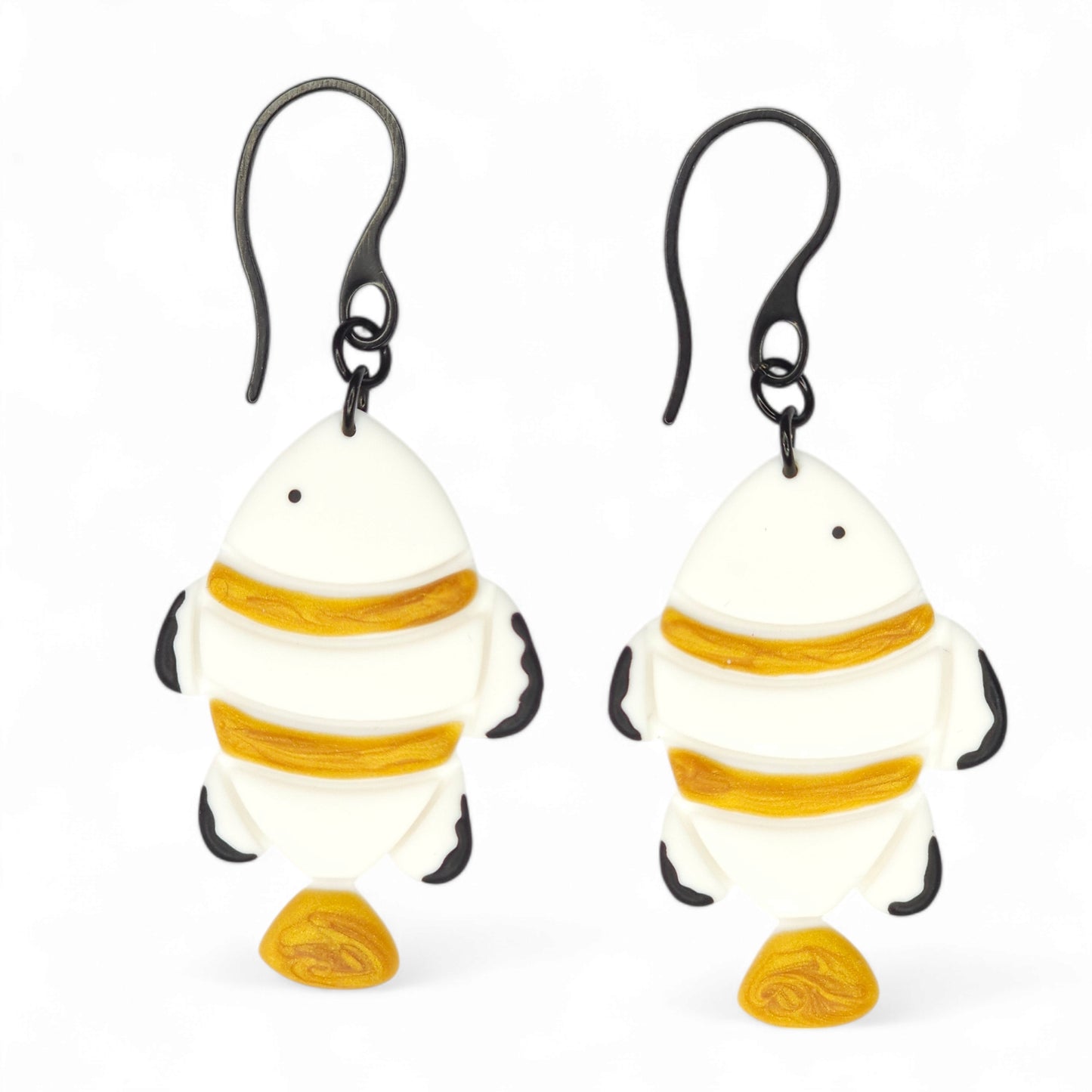 Κρεμαστά σκουλαρίκια ψαράκια σε λευκό με χρυσό από πολυμερικό πηλό