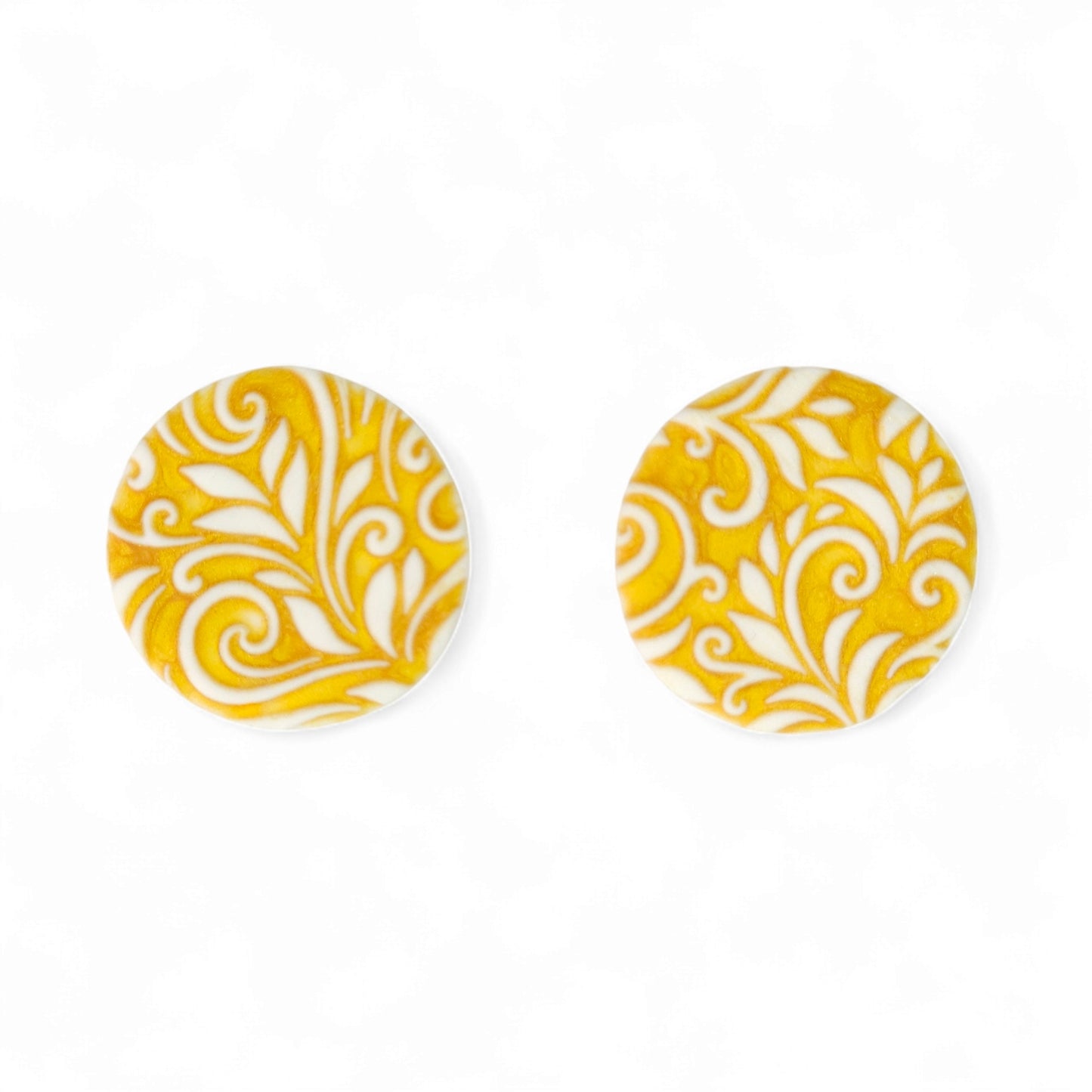 Καρφωτά σκουλαρίκια ανάγλυφα στρογγυλά σε λευκό με χρυσό από πολυμερικό πηλό