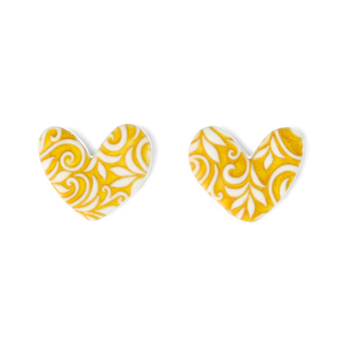 Καρφωτά σκουλαρίκια ανάγλυφες καρδιές σε λευκό με χρυσό από πολυμερικό πηλό