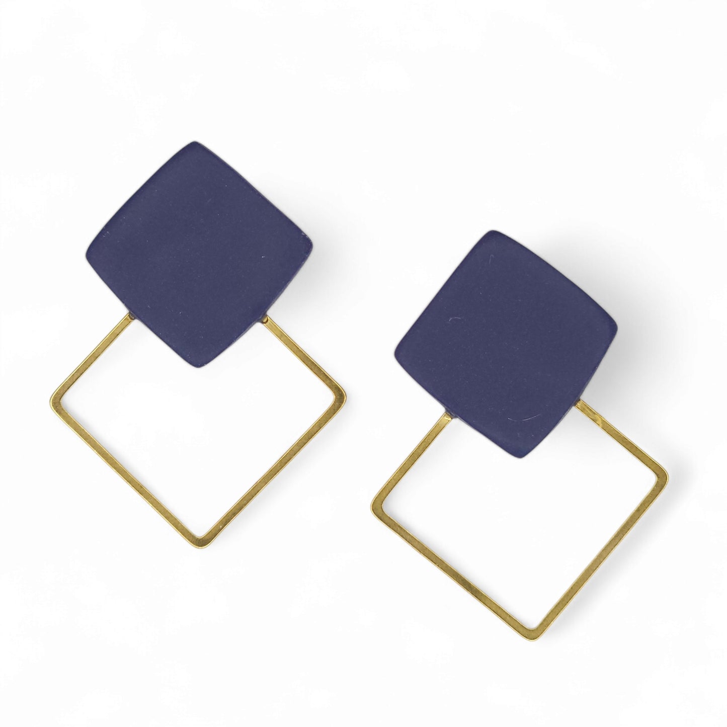 Κομψά καρφωτά σκουλαρίκια μπλε μαρίν από πολυμερικό πηλό με χρυσά τετραγωνάκια