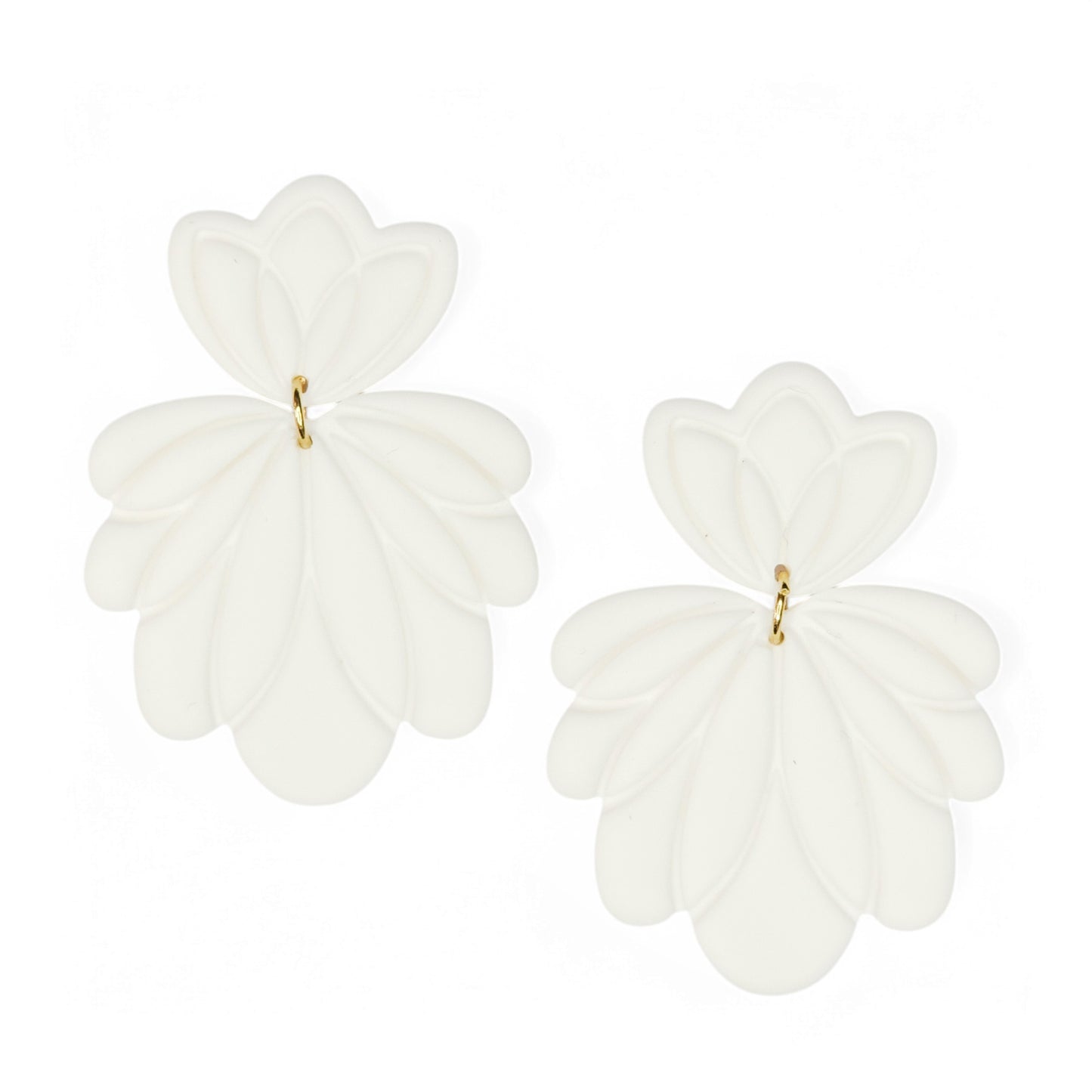 Σκουλαρίκια κρεμαστά λευκά λουλούδια από πολυμερικό πηλό