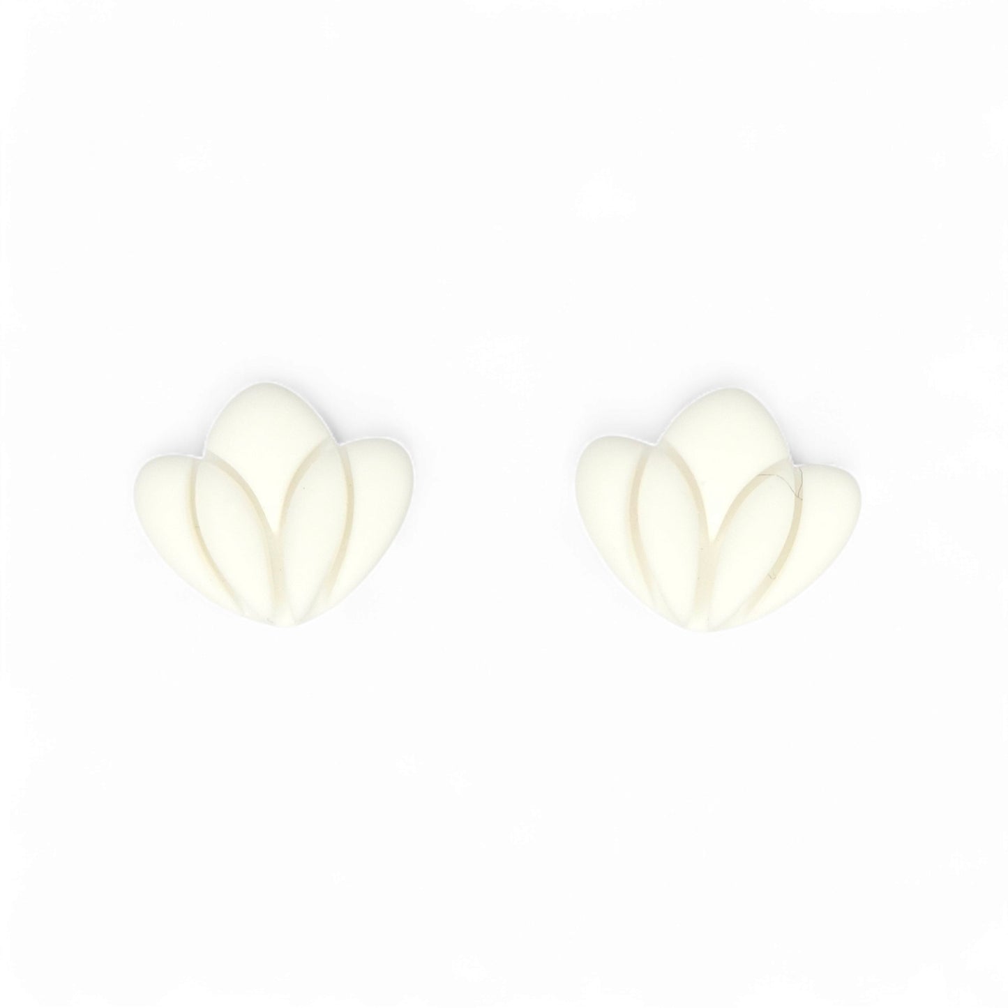 Σκουλαρίκια καρφωτά λευκά λουλουδάκια από πολυμερικό πηλό