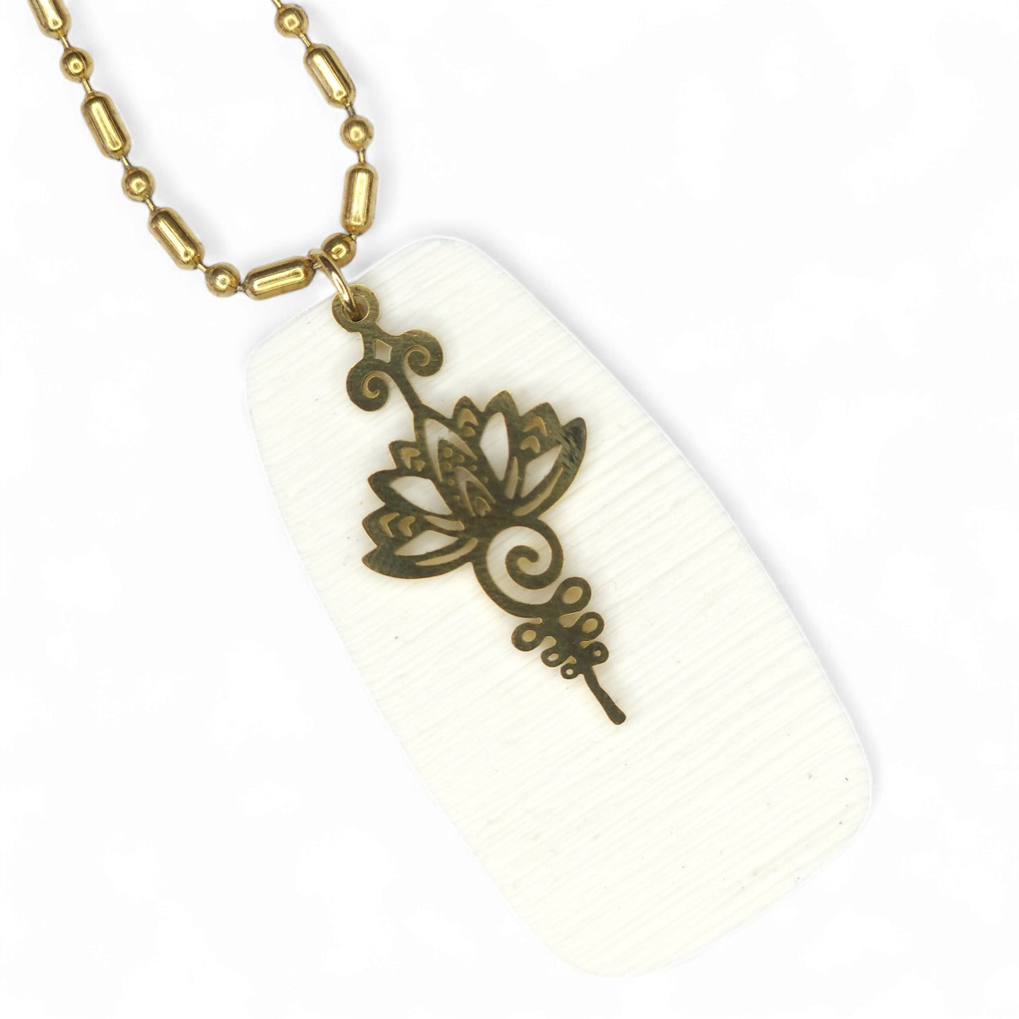 Μακρύ κομψό κολιέ με λευκό στοιχείο από πολυμερικό πηλό και ατσάλινο φιλιγκράν