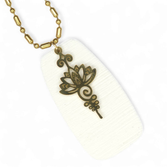 Μακρύ κομψό κολιέ με λευκό στοιχείο από πολυμερικό πηλό και ατσάλινο φιλιγκράν