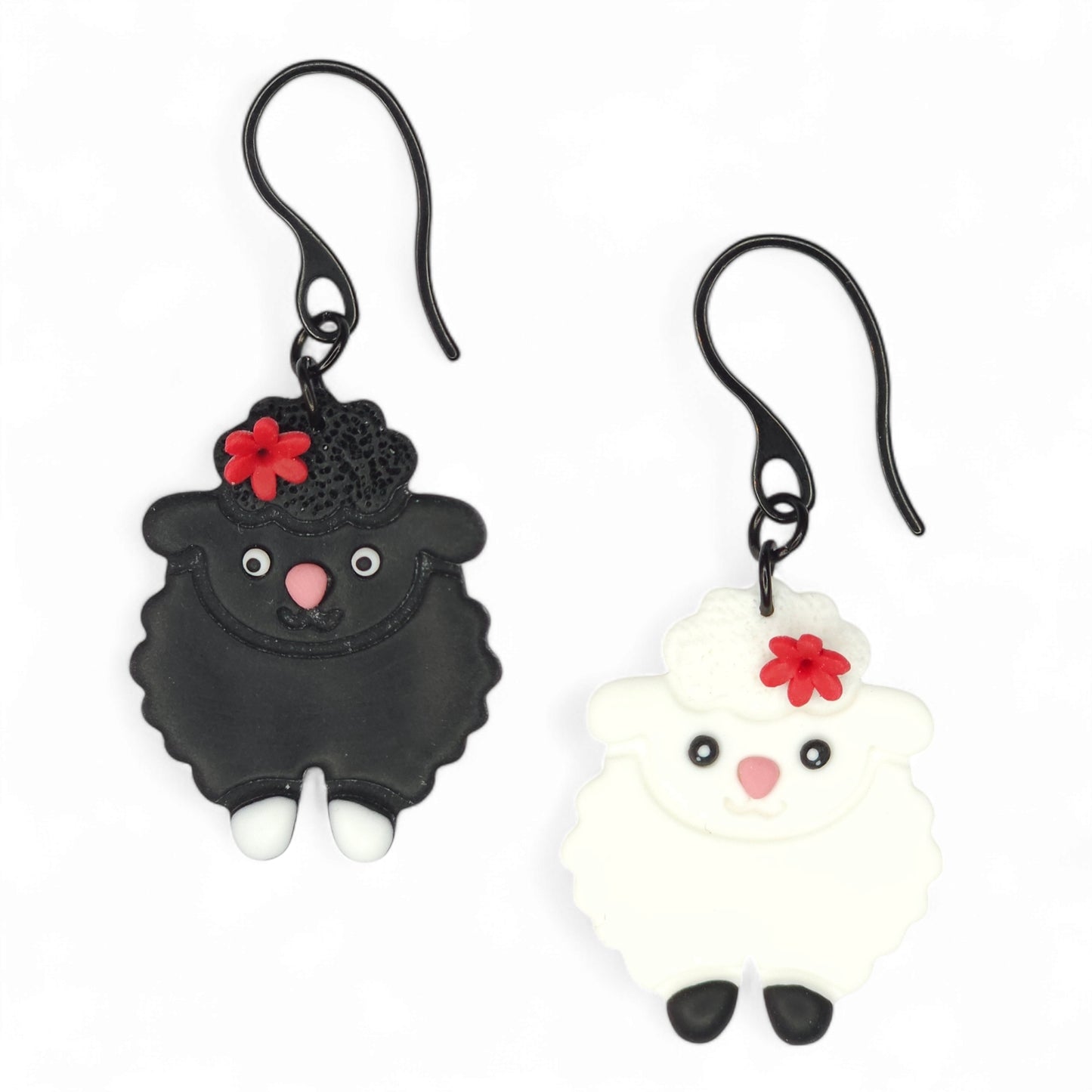 Σκουλαρίκια ανόμοια κρεμαστά άσπρο και μαύρο προβατάκι από πολυμερικό πηλό