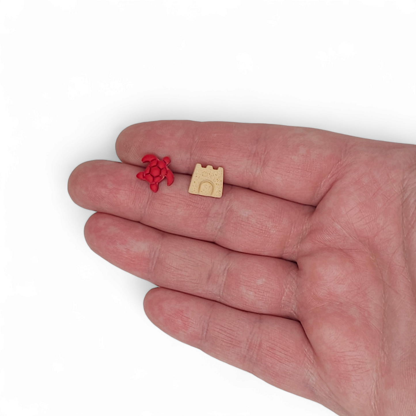 Ανόμοια καρφωτά καλοκαιρινά παιδικά σκουλαρίκια κόκκινο χελωνάκι και κάστρο άμμου από πολυμερικό πηλό