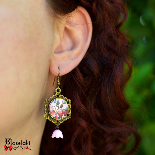 Κρεμαστά μπρονζέ πολύγωνα σκουλαρίκια σε βίνταζ γραμμή και ροζ ρομαντικό μοτίβο