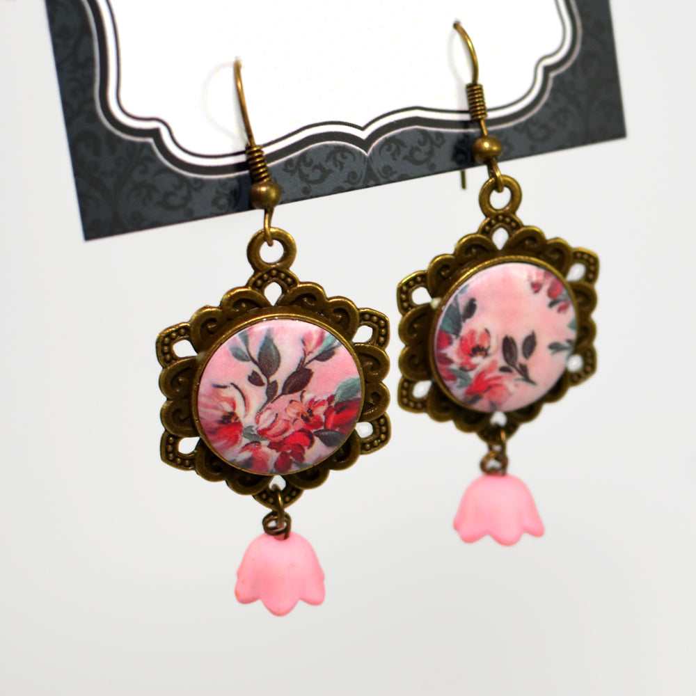 Κρεμαστά μπρονζέ πολύγωνα σκουλαρίκια σε βίνταζ γραμμή και ροζ ρομαντικό μοτίβο