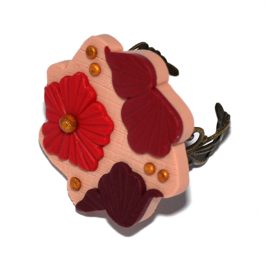 Δαχτυλίδι με ιδιαίτερο κόψιμο και ανάγλυφα λουλούδια από πολυμερικό πηλό σε μπορντό αποχρώσεις