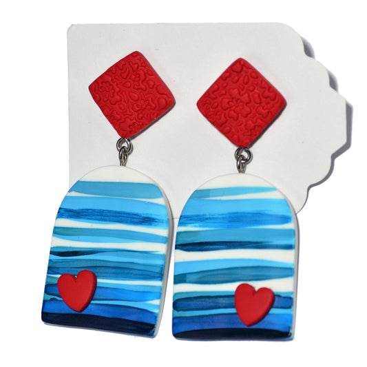 Κρεμαστά σκουλαρίκια ριγέ τυρκουάζ με κόκκινες καρδιές απ'τη συλλογή For the love of summer ζωγραφισμένα στο χέρι