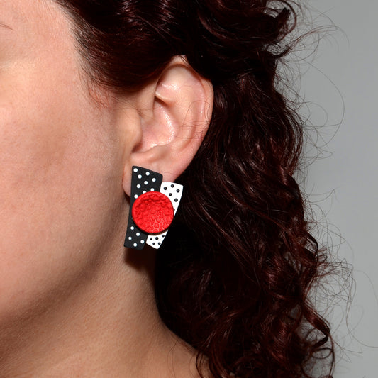 Μεγάλα καρφωτά σκουλαρίκια ασπρόμαυρο πουά με κόκκινους κύκλους